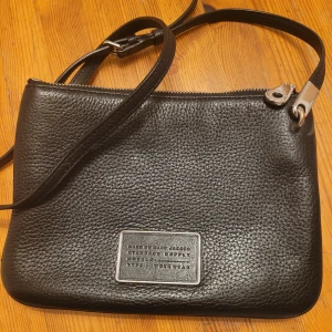 Marc jacobs väska  - En väldigt välskött väsk med 2 fack.. Sparsamt använd. Svart med silverdetaljer. Lång justerbart axelband.