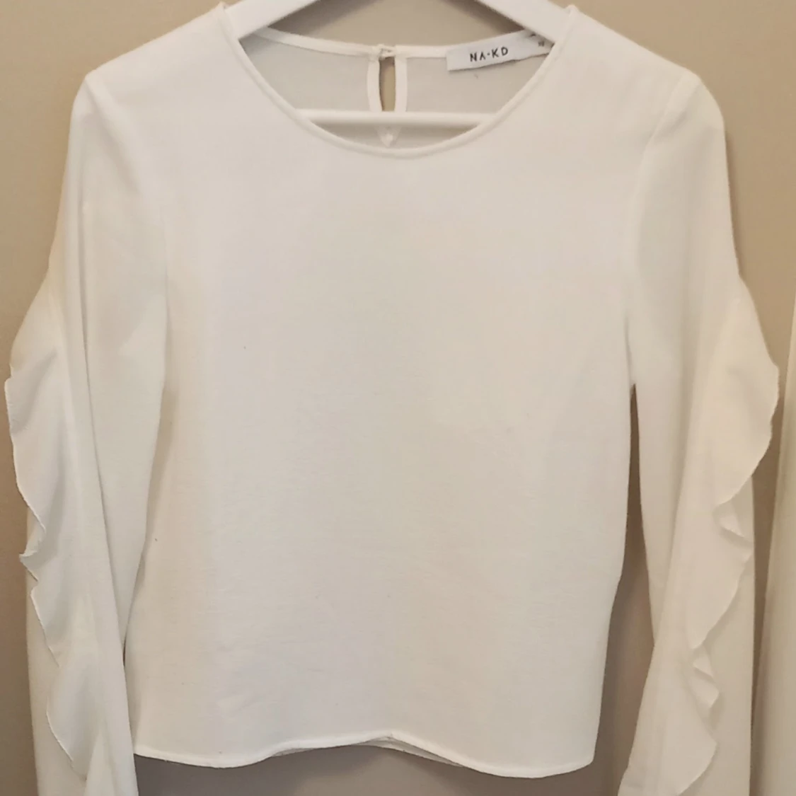 Blus med volangkant - 91