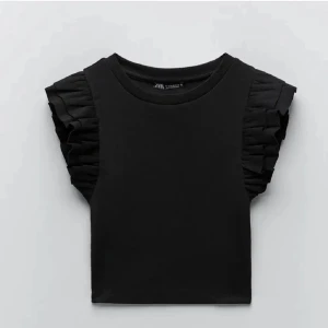 Zara volangtopp - Fin volangtopp från Zara! Säljer då den inte kommer till användning. Perfekt till sommaren! Säljer för 75kr!💗 (Obs köparen står för frakten!)