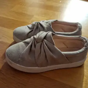 Fina gråa skor, använda några gånger. Inget fel på dem!🤩