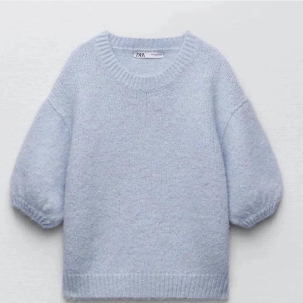 (Lånade bilder) Säljer denna superfina stickade kortärmade tröjan från zara💞 Endast använd 2 gånger. Superfint skick!. Stickat.