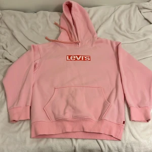 levis hoodie - oversized  good condition  kontakta om du är intresserad!!