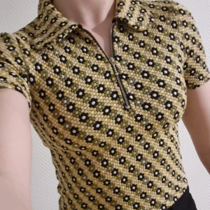 Mönstrad topp från monki - Mönstrad croppad topp från monki. Oaanvänd och fint skick. 