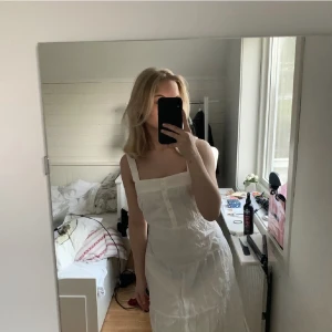 Vit klänning  - Super fin klänning som passar allt från högtider, student, konfirmation eller bara till vardags  Inga defekter då den endast är provad 