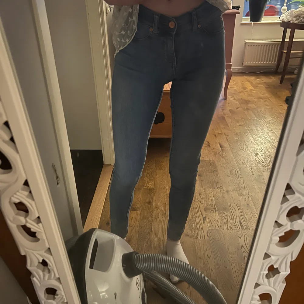 Ett par jeans i fint men använt skick. ❤️ storlek S från Gina tricot. Medelhög midja 🙌🏼perfekt längd på mig som är cirka 167 💛. Jeans & Byxor.
