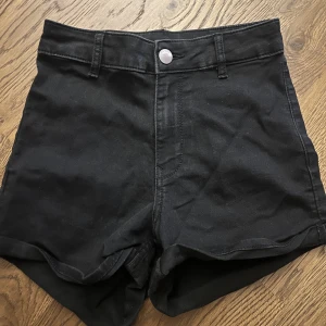 Shorts  - Jeansshorts i mycket bra skick! Kan inte visa bild på då jag inte får på mig dem. 💛 säljer likadana blåa i storlek 34. 🫶🏼