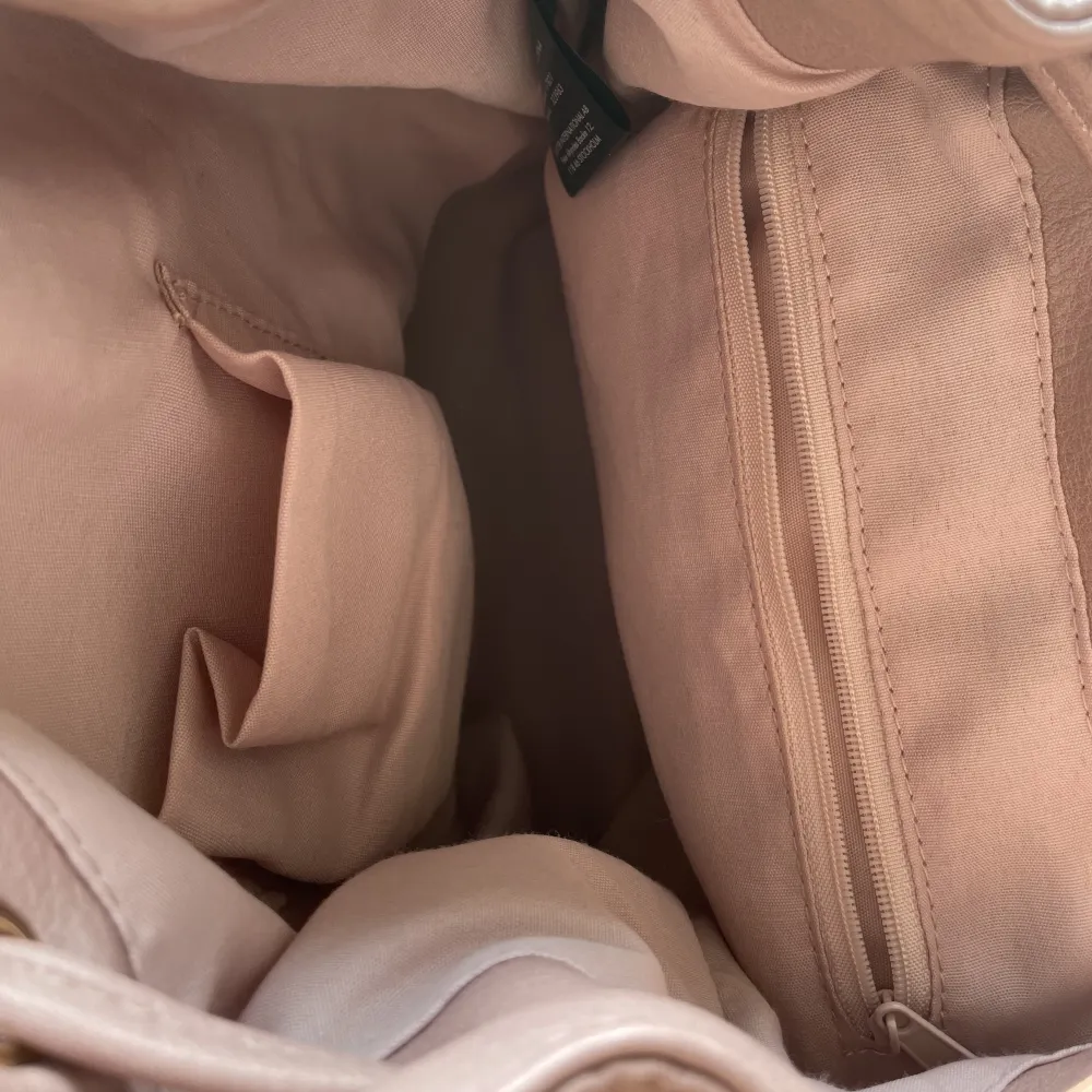 Fin rosa ryggsäck från glitter knappt använd men en nyckelring på. Två fack inne och ett fack utanpå kostar 150kr frifrakt. Väskor.