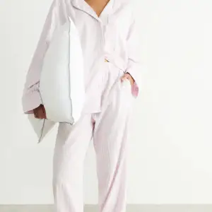 Säljer ett par jättefina pyjamasbyxor ifrån Gina tricot! 
