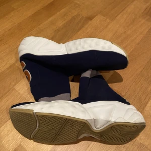 Acne strumpskor | Navy blue - Acne strumpskor inköpta 2020 för 3000 kr  Nästintill nyskick, använda typ 6 gånger  Storlek 42,5  Nypris mellan 3000-4000 kr, beroende på var man köper  Tyvärr följer inte lådan med  Pris kan diskuteras