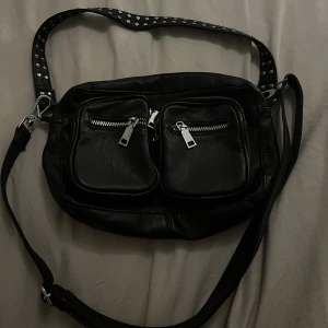 Svart Noella väska - Säljer denna fina skinn Noella väska. Perfekt väska som rymmer mycket! Väldigt fint skick, dock har den ett hål inuti i innerfodret, men ingenting som stör men därför går priset att diskutera!💕💕köpt för 700 kronor