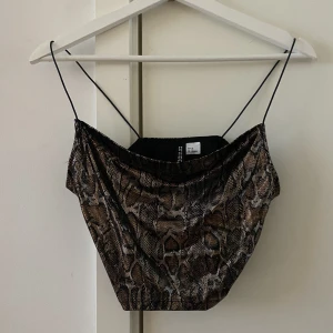 Festlinne i djurmönster - Fin festlinne från HM. Endast använd ett fåtal gånger! Säljs pga att jag inte använt den på ett tag💫💫