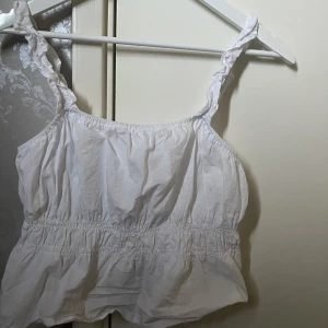 Vit topp!🤍 - Söt topp från h&m som aldrig kommit till användning! 🫶🏼