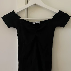 Svart sommartopp  - Jättegullig svart off shoulder tröja. Perfekt till sommaren!! Bara använt några få gånger!💫