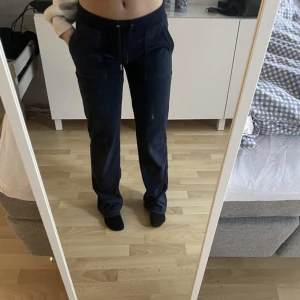 Juciy byxor  - Säljer dessa jätte fina juciy byxor,andvända fåtal gånger.I st S men passar även M och Xs  då dom är  Stretchiga.