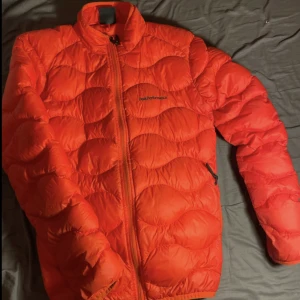 Peak performance jacka  - Säljer min peak jacka, skick 8/10 inga större skador, fråga om fler bilder, tvättas innan ja skickar, pris kan diskuteras.