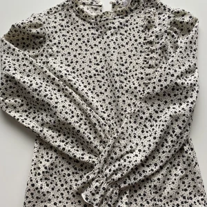 Tröja  - En jätte fin tröja som jag tyvär har växt ur från zara jätte fint skick bara använd fåtal gånger ❤️