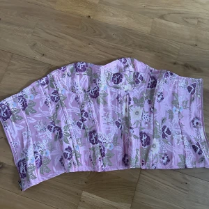 Korsett  - Jätte fin korsett! Tyvärr gått sönder litr vid sömnen, se bild 