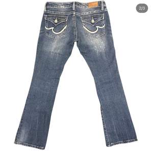 Säljer mina aldrig använda bootcut jeans som är begagnade från en sida på Instagram (ettmärke). De är så så fina men passar tyvärr inte mig. det är storlek 36/38❣️
