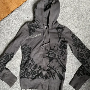 Zip hoodie billiabong  - Så cool zip hoodie från Billabong, grå med svart mönster. Har en liten fläck på axeln men inget man lägger märke till.
