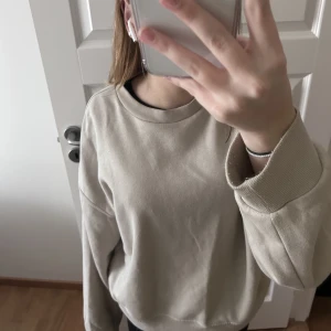 Sweatshirt/Tröja - Säljer denna Tröjan/sweatshirt från H&M💗Tröjan är varm men den är inte för tjock i materialet. Skulle ändå säga att tröjan är ganska overzised då den är i storlek S. Tröjan skulle jag säga passa upp till L💗💗