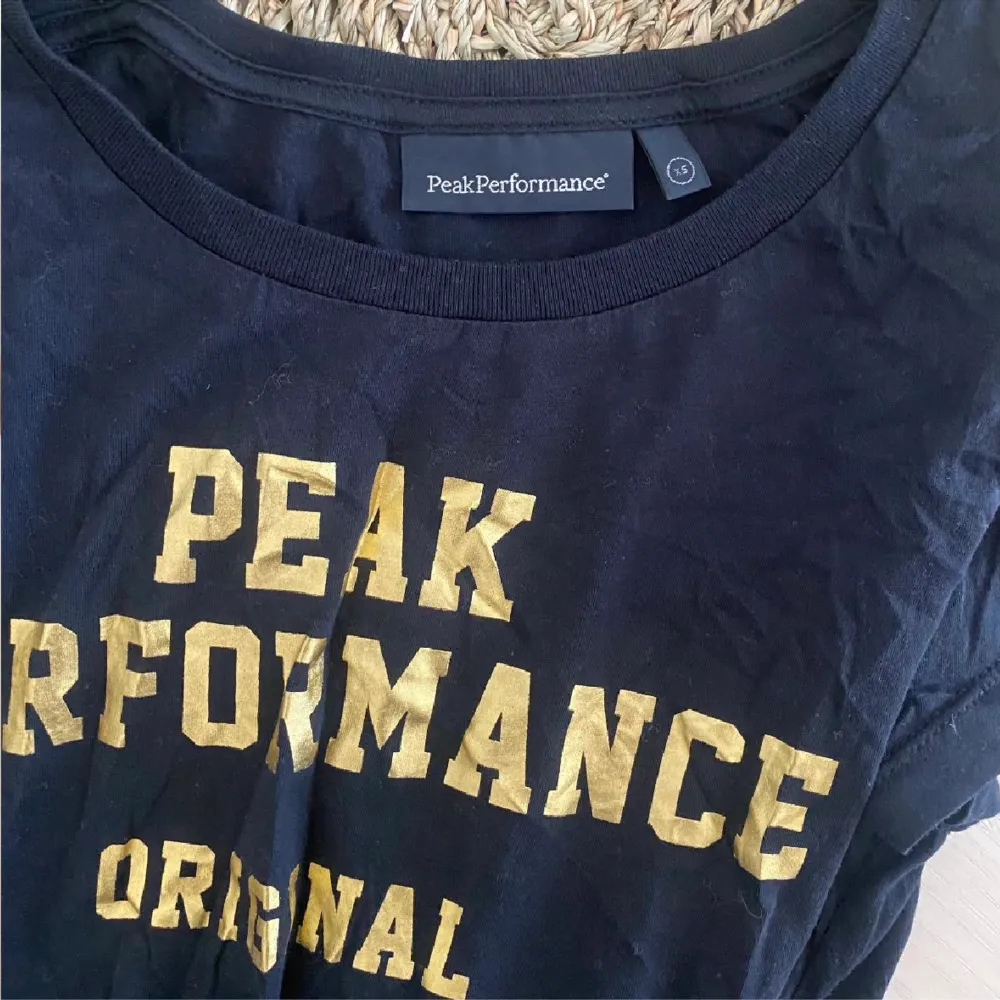 Peak performance tshirt i skönt material, mörkblå färg och strl xs. Knappt använd så i fint skick! 💙 . T-shirts.