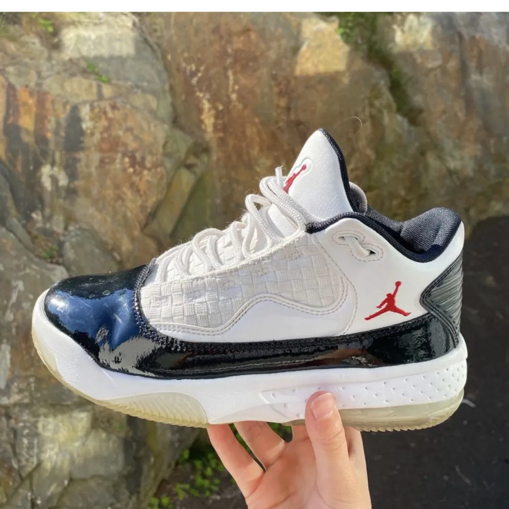 Jordans i mycket bra skick och lite större i storleken, pris går att diskutera, fri frakt🤍. Kengät.