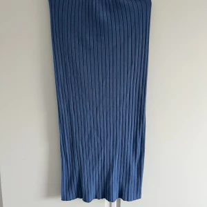 LXA ribbad kjol - Superfin blå ribbad kjol från märket LXA. Älskar den men tyvärr är den för stor i midjan vilket gör att jag inte använder den.  Men så fin i färgen och perfekt nu till våren 😍
