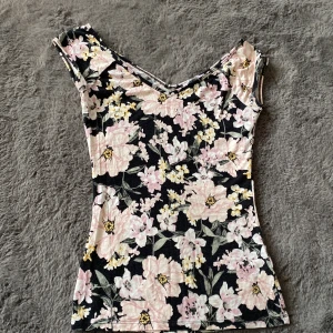 Blommig off shoulder top, Vringad både bak och fram - Jättesöt Off shoulder topp från Gina tricot med V-ringad både bak och fram så man får fram figuren. Jättemjukt material och stretchig.  Storlek S men passar M