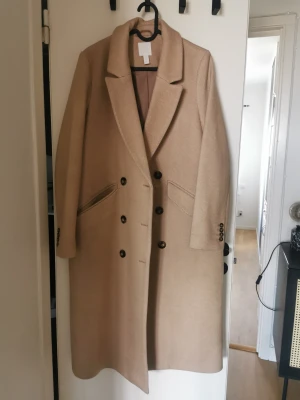 Kappa  - Säljer en lång beige kappa köpt på hm. 
