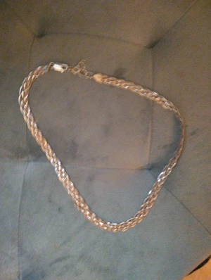 Äkta silver 925 - Halsband i äkta silver 925 med stämpel. Längd 42 cm ,vikt 16 gram Kvitto finns och medföljer vid köp 