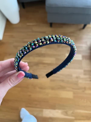 Didem - Säljer dessa två diadem då jag inte gillade passformen. Den silvriga är lite för stor och ramlar bara av mitt huvud. Det blåa är för liten och går inte att andvändts utan att få huvudvärk. Säljer båda för 30kr tillsammans