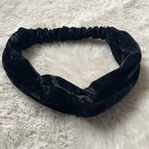 Ett svart hårband