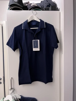 Gant piké, medium - Oanvänd Gant piké i marinblå, medium👕