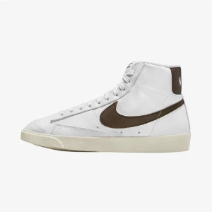 Nike blazer mid 77 - Säljer mina nike ”blazer mid 77” i färger ”white sail black cacao wow”! Dom är i storlek 42! ENDAST TESTADE! Säljer då dom är för stora för mig. Nypris 1145kr! Skriv för frågor!💗💗💗