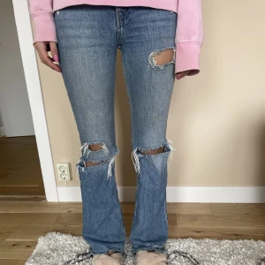 Bootcut jeans - Säljer dessa jättesnygga bootcut jeans med hål i från pull&bear! Jeansen är helt slutsålda och gå inte att få tag i längre! Passar mig som är ca 167💞frakten kostar 66kr