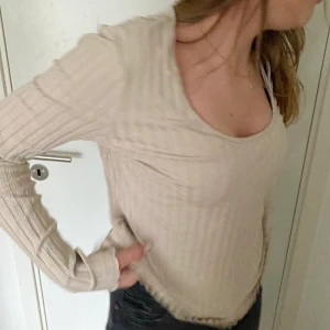 söt topp - Superfin beige topp. Superfint skick då jag nästan inte andvänt den. Frakt tillkommer❤️