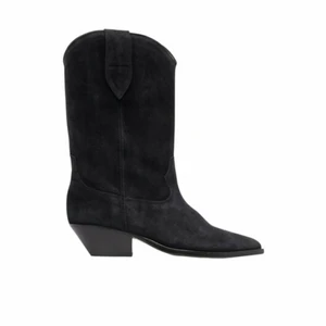 Isabel Marant cowboy boots - Säljer mina älskade isabel Marant boots pga att de är lite för små för mig 😢. Fint skick, svart mocka. Strl 38. Känns som 37-38. Nypris ca 6000kr