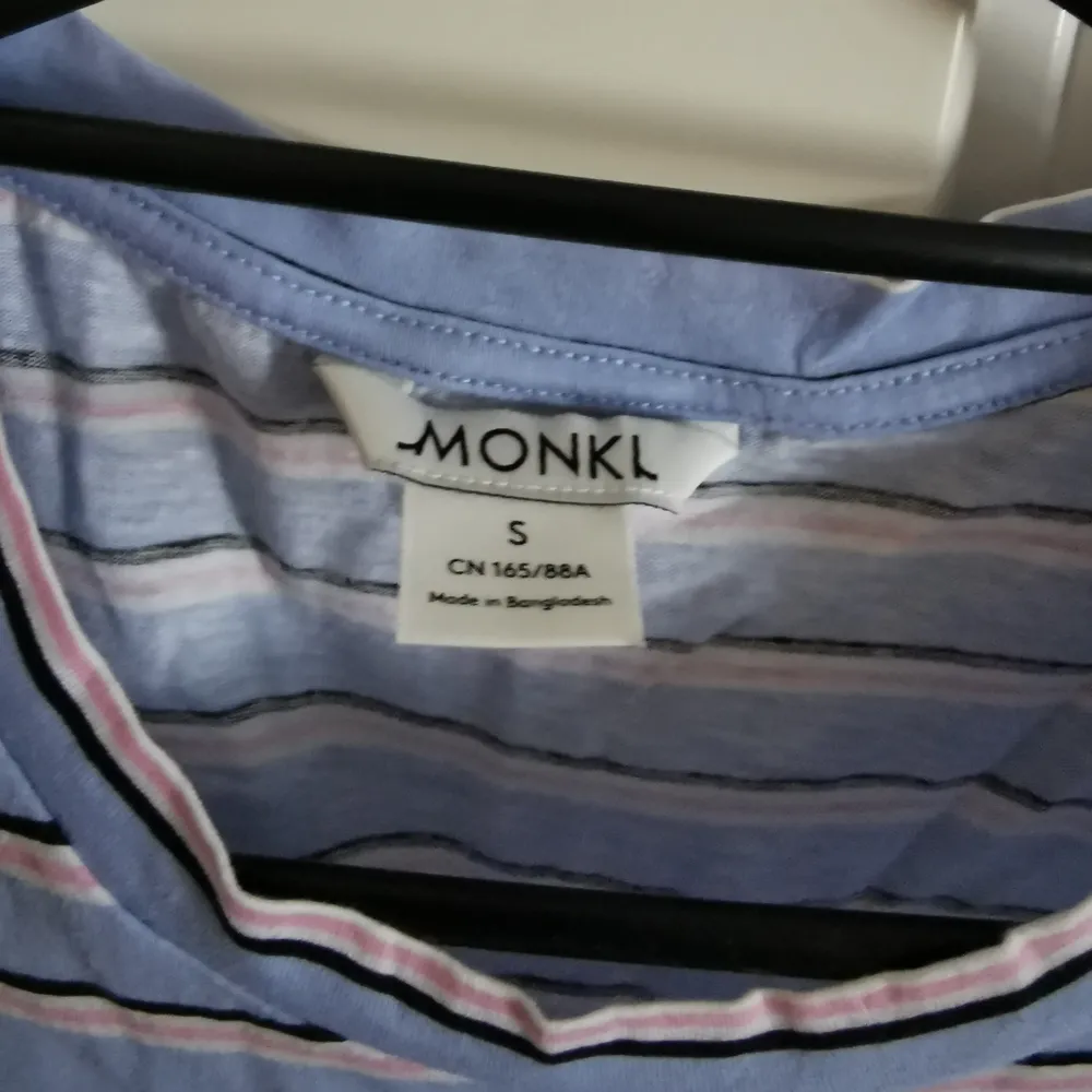Säljer denna söta Monki tröjan då jag känner att den inte passar min stil längre. ☁️ Köpt förra året för ca. 70kr. Använt den säkert bara 2-3 gånger. ☁️ Kan mötas upp i Stockholm, men kan absolut också skicka paket! ✨ Köpare står för frakt! (Läs bio för mer info) . T-shirts.