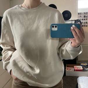 Beige sweatshirt  - Sweatshirt från H&M i fint skick 
