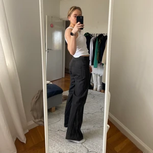 Byxor  - Egen sudda byxor i ett brunt tyg med kritstrecksränder. Passar s/m. Jag är 167 för referens. Pris inklusive frakt!!!❤️❤️❤️