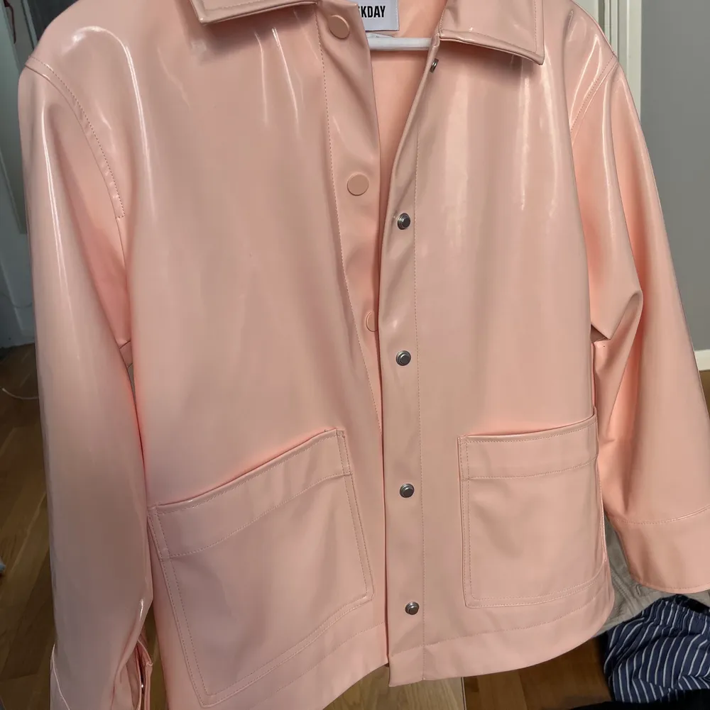 Skitsnygg jacka som är använd typ 2ggr, funkar även som regnjacka. Storlek Xs men passar även mig som är en S då den är oversized. Köpt på weekday. Takit.