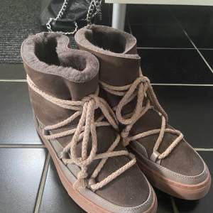 Helt nya coola inuikii skor 😍 köpt från NK. Fint skick !!! Intresse koll just nu, säljer endast för ett bra pris❤️
