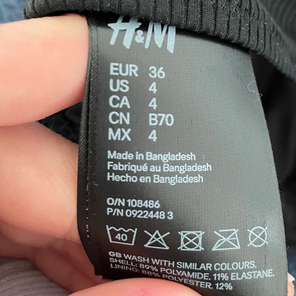 Svart vadderad bikinitopp från Hm i storlek 36! Mycket mer svart i verkligheten än på bild 1, se bild 2 för riktiga färgen! 🫶 OANVÄND. Övrigt.
