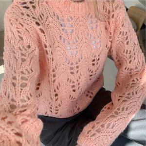 Rosa stickad tröja - Så fin rosa stickad tröja som är helt perfekt att bara dra på sig nu till vintern! Tröjan är i nyskick och är aldrig använd. Säljes pga den inte kommer till användning!💞