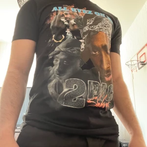 Svart Tupac T-Shirt - Svart och blå Graphic T-shirt med Tupac tryck på 