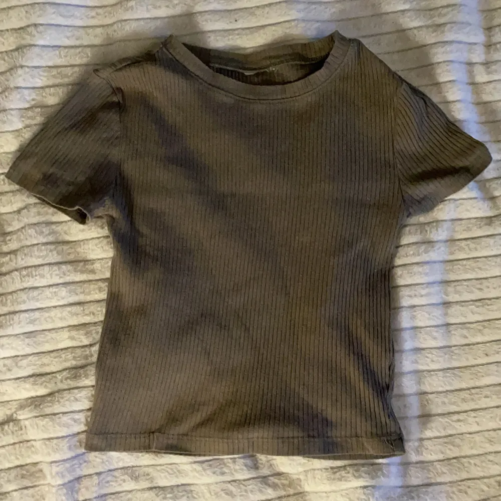En kamouflage grön T-Shirt köpt från H&M⚡️ Den är inte använd mycket. Lappen än bortklippt men är nästan helt säker på att det är storlek 146/152💞. T-shirts.
