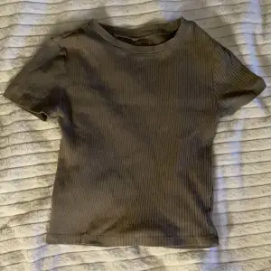 En kamouflage grön T-Shirt köpt från H&M⚡️ Den är inte använd mycket. Lappen än bortklippt men är nästan helt säker på att det är storlek 146/152💞