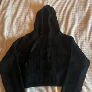 Inte så använd stickad hoodie. Lappen är avklippt men säker på att den är från H&M⚡️ chansar på att storleken är 158/164 men är inte säker💞