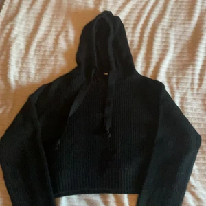 Stickad svart Hoodie⚡️ - Inte så använd stickad hoodie. Lappen är avklippt men säker på att den är från H&M⚡️ chansar på att storleken är 158/164 men är inte säker💞