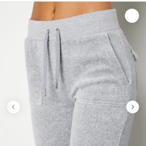 Juicy couture byxor Grå - Säljer mina gråa juicy couture byxor i färgen ljusgrå, helt nya, lappar finns kvar!! 🥳 Inga skavanker! Superfina och supermjuka, nypris 1100 kronor, storlek M men passar mig som vanligt vid har S